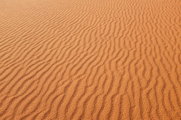 阿拉伯橙色沙漠上的沙纹和图案图片下载