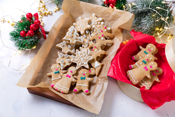 白色的桌子上放着自制的圣诞饼干图片下载