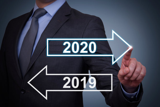 人类的手在视觉屏幕上触摸旧年或2020年新年图片下载