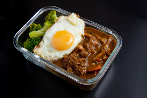 牛肉咖喱饭配黑木背景(日式温泉、土豆、金针菇、洋葱、花椰菜)图片下载