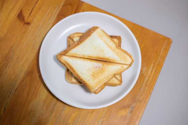 烤面包照片，木桌上的白盘子。图片下载