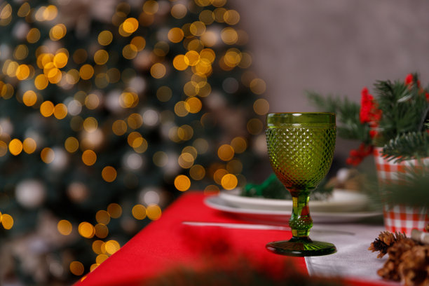 圣诞桌上的眼镜和装饰品图片下载