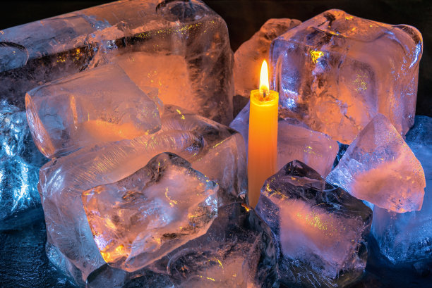 冰中燃烧的蜡烛图片下载