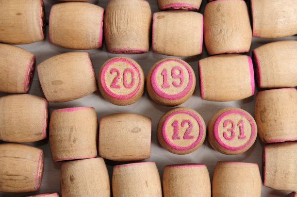 有新年日历日期的乐透桶图片下载