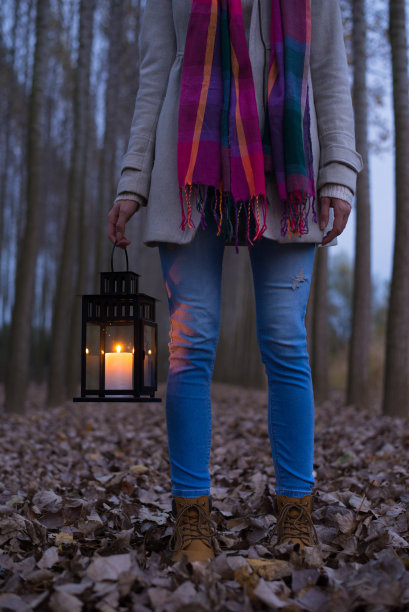 晚上在树林里提着灯笼的女人图片下载