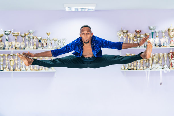 巴西男子舞者跳舞跳跃图片下载