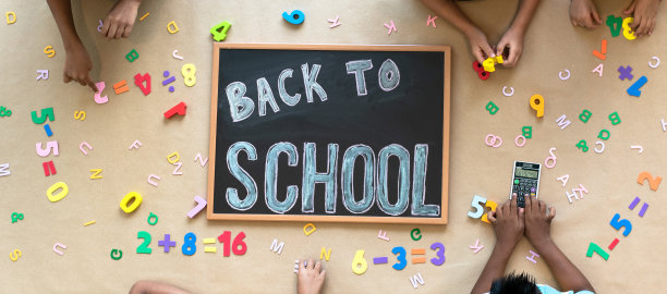 鸟瞰图的回学校黑板上的桌子库存照片图片下载