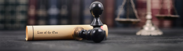 正义的天平和公证人印章在木制的背景图片下载