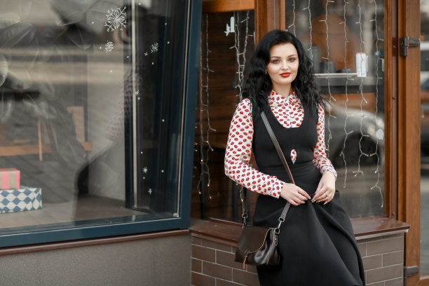 一位女时装模特走在现代建筑附近的城市街道上图片下载