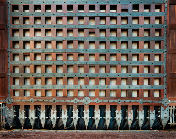 垂直升降木门。图片下载