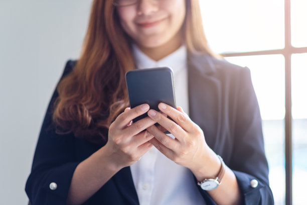 手持并使用手机的女商人图片下载