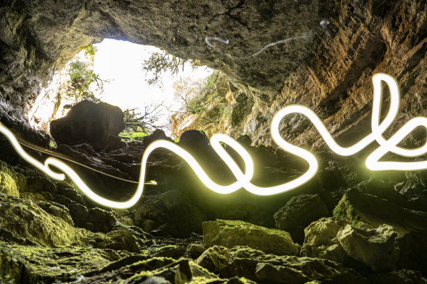加泰罗尼亚的光绘洞穴图片下载