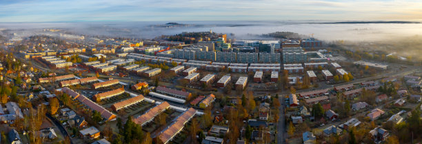 全景，索伦图纳中心的别墅和公寓楼。雾蒙蒙的秋天，从无人机上看，日出图片下载