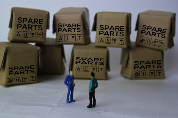 微型商人在盒子前说话的文字备件孤立的白色背景图片下载