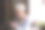 老妇人坐在房间里，手里拿着一部智能手机。图片下载