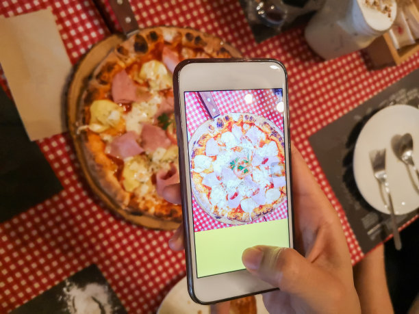 食物照片披萨从智能手机在餐桌上/家庭制作的食物照片在社交网络手机照片图片下载