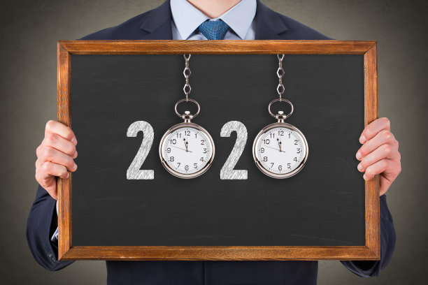 人类手绘新年概念2020倒计时时钟在黑板的背景图片下载