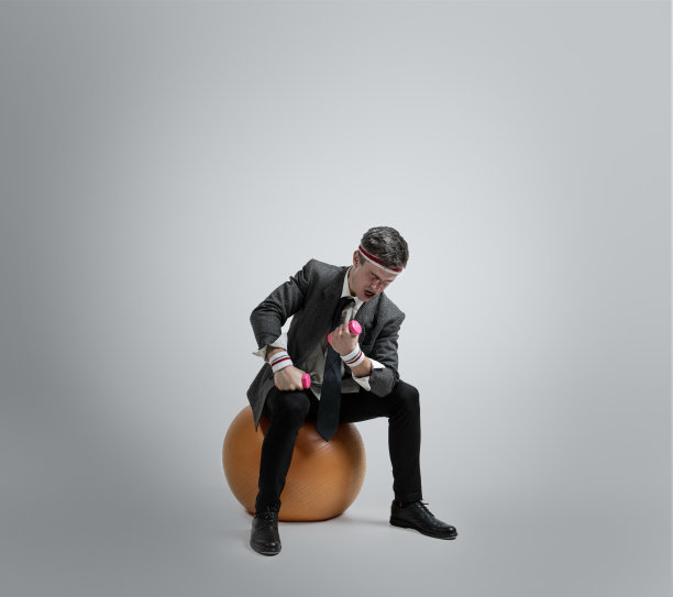 白人男子在办公室衣服训练孤立在灰色工作室背景图片下载