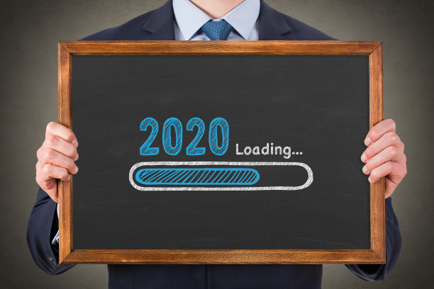 在黑板背景上加载2020年图片下载
