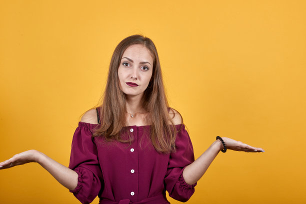 前面有一头长发的女人孤立的橙色墙不知道该怎么办图片下载
