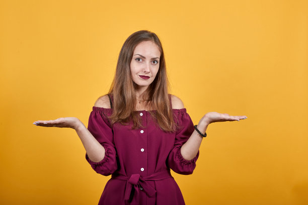 前面有一头长发的女人孤立的橙色墙不知道该怎么办图片下载