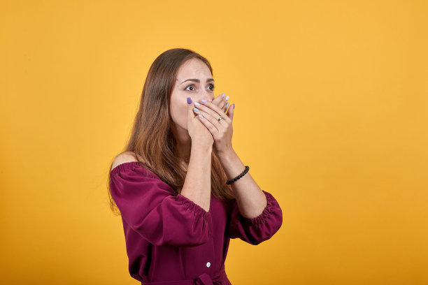 小女孩用手捂着嘴图片下载