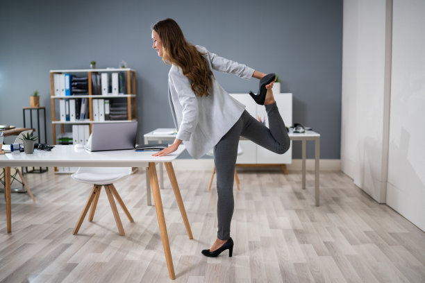 女商人在办公室伸腿素材图片