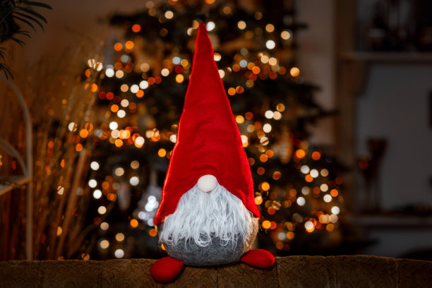 圣诞彩灯背景上的圣诞侏儒图片下载