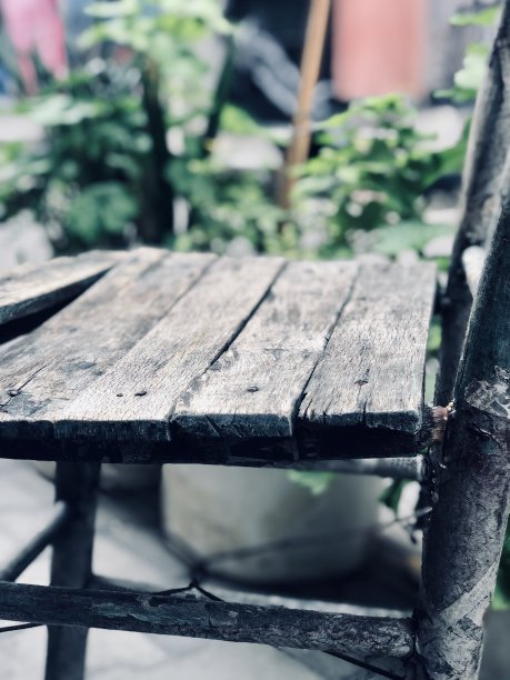 Lonley和旧椅子图片下载