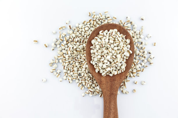 白色背景上的乔布汤匙里的眼泪。图片下载