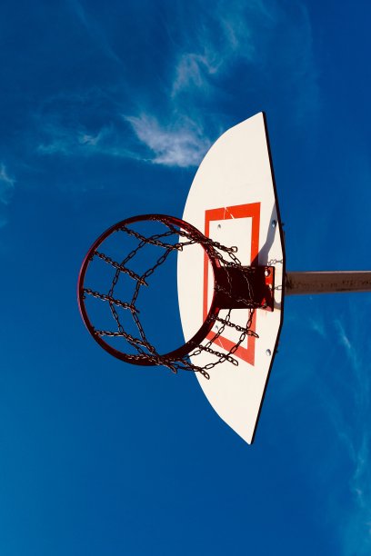 篮筐和街道上的蓝天图片下载