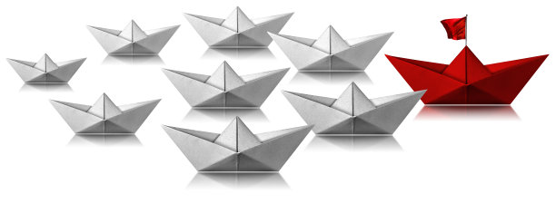领导理念-红色和白色的纸船孤立在白色上图片下载