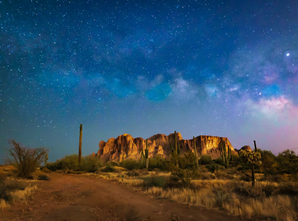 在美国西南部沙漠的黑暗中，夜空变得生机勃勃。天空中满是星星，银河系成为这些夜景照片的焦点图片下载