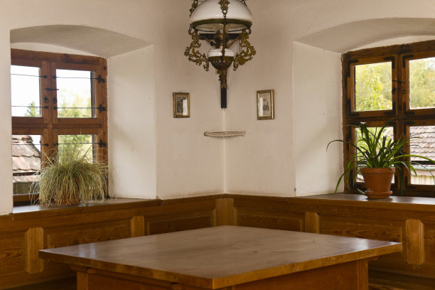 一个古老的德国农舍的用餐区的窗户图片下载