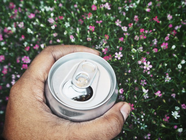 手上有可乐罐和花图片下载