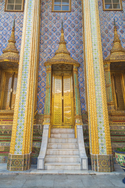 曼谷大皇宫Wat Phra Kaew美丽的金色门和用玻璃和陶瓷装饰的柱子图片下载