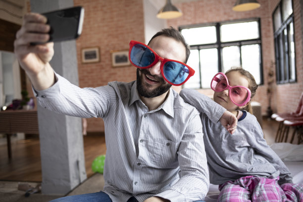 有趣的自拍父亲和女儿图片下载