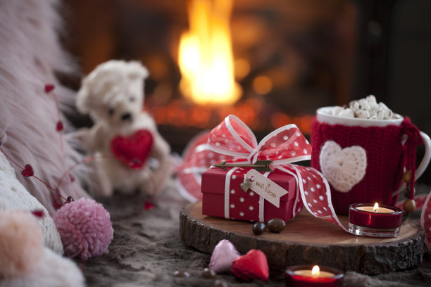 情人节热巧克力和礼物在壁炉前图片下载