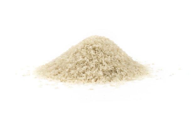 白色背景上的一堆生茉莉米图片下载