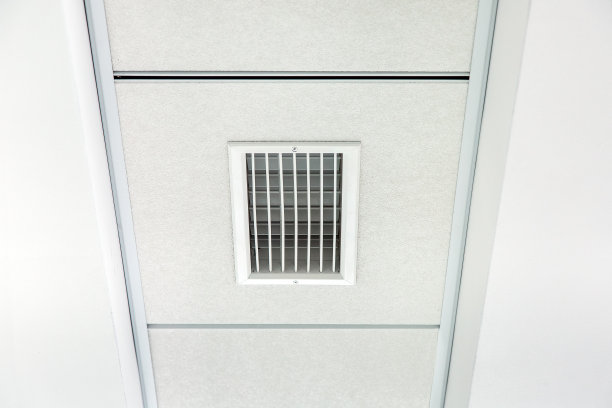 多层白色石膏板吊顶和方瓦吊顶，通风管道格栅封闭。图片下载