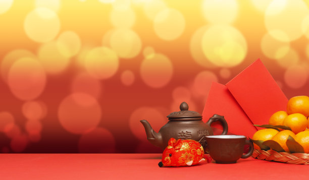 中国新年。中国新年的节日装饰。茶壶上的题字是“龙茶”，意为“龙茶”。图片下载