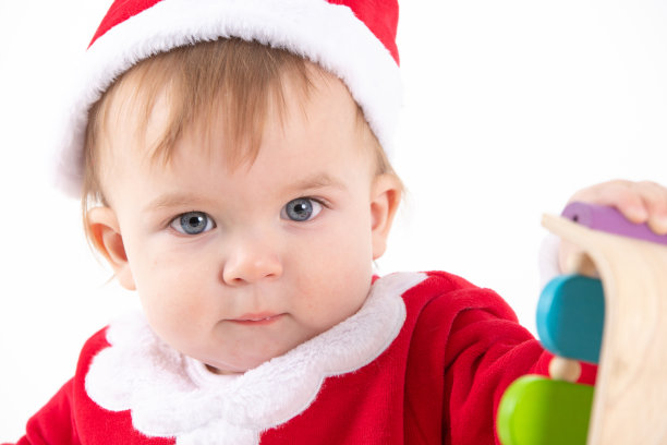 工作室照片与白色背景的肖像婴儿打扮成圣诞老人图片下载