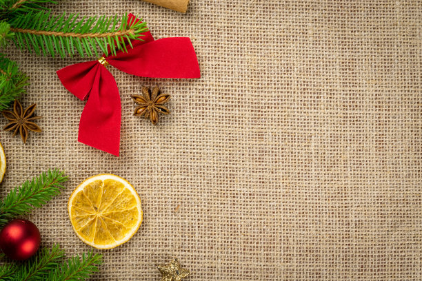 圣诞装饰孤立在亚麻纹理的背景。圣诞节庆祝活动模式。元旦快乐。节日喜庆概念图片下载