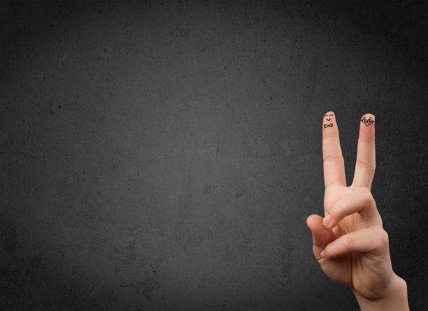 快乐的手指微笑与空白拷贝空间黑暗的背景图片下载