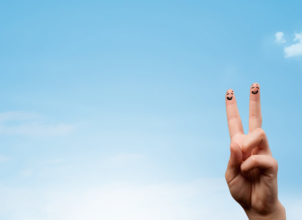 快乐的微笑手指看着晴朗的蓝天copyspace图片下载