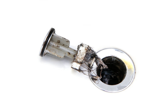 一个有头发和粘液的脏盆塞孤立在白色背景上。图片下载