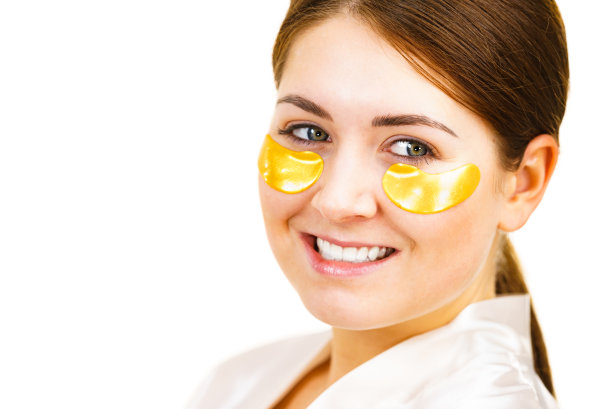 眼睛下面有金色眼罩的女人图片下载