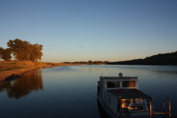 日落时分在俄罗斯河上摆渡图片下载