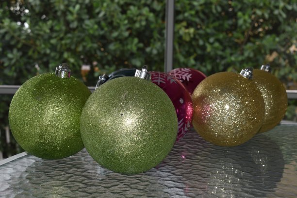 五彩缤纷的圣诞球图片下载