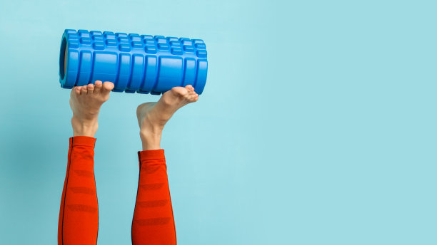 年轻女子准备做筋膜训练持筋膜辊图片下载